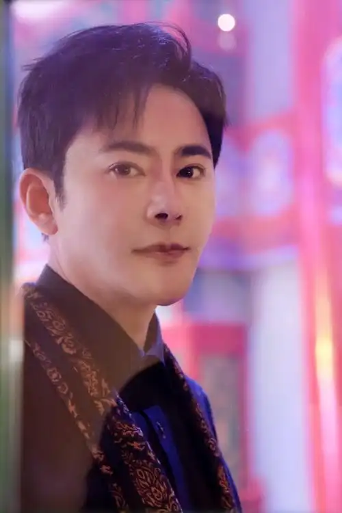 宗峰岩亮相《星悦榜》直播 黑色西装尽显儒雅魅力