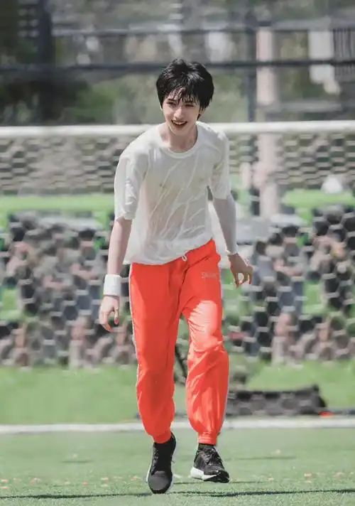 严浩翔的腰是真实存在的吗哥哥的腰不是腰,夺命三郎的弯刀,名品身材八