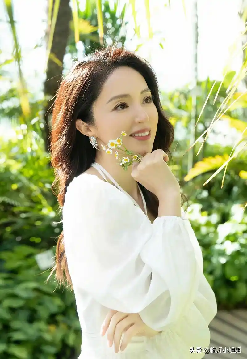 董璇,精致典雅的知性美女,高贵气质彰显成熟女性的迷人魅力