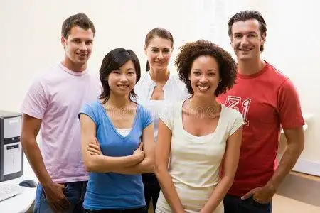 有五个孩子的父母五个孩子与竖起大拇指五个孩子跳进麻袋里五个姿势的