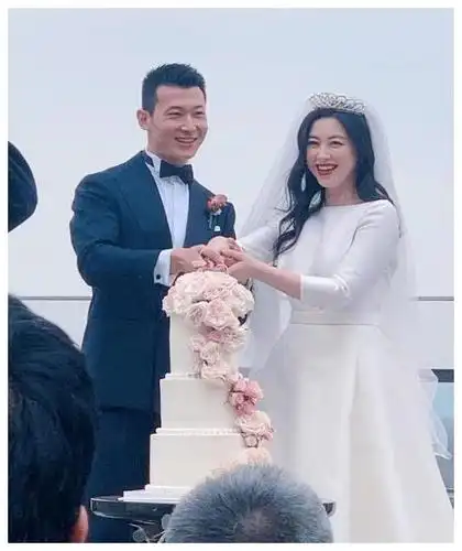 但是这段恋情最终只有五个月就分手了,现在看到朱珠官宣结婚,下面就是