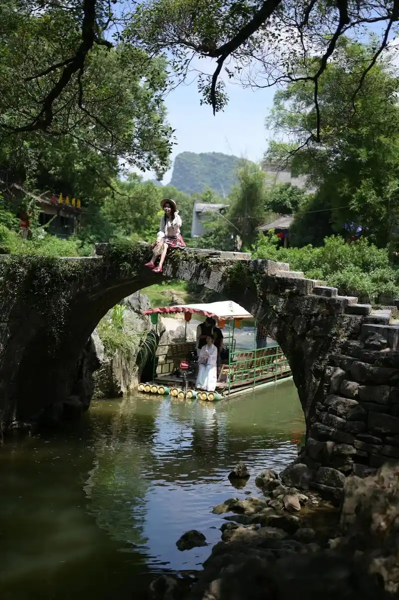 我在桥上看风景,你在河边走#黄姚古镇 #广西 #当然要拍照记 - 抖音