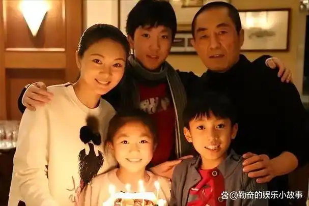 这一辈子与张艺谋走进婚姻的有两个女人,一个是他的前妻肖华,一个是他