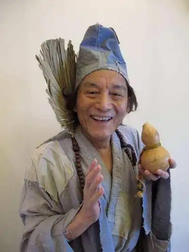 他是最美济公因贪恋角色而剃度出家如今86岁成知名网红