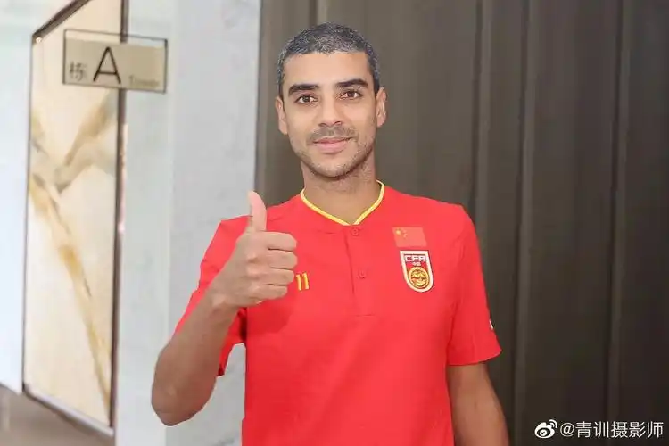 国足集训众将报到 阿兰笑对镜头白发显眼(图)