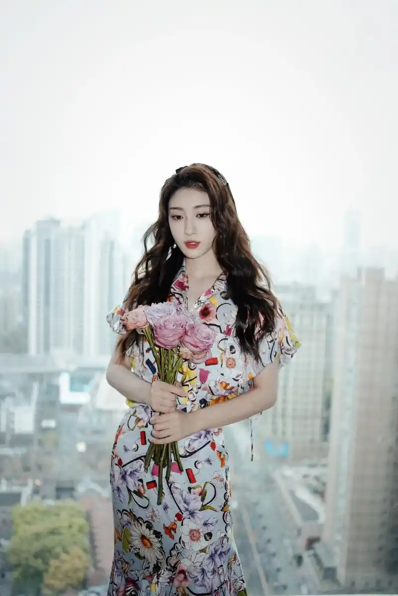 张小婉 身着#mithworld 花卉印花衬衫与半身裙,盎 - 抖音