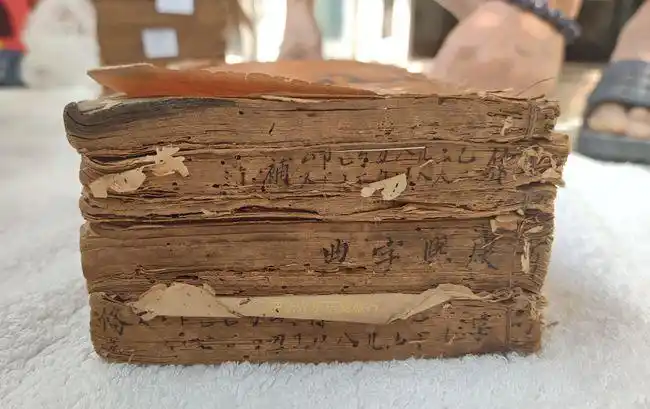 梅州七旬老伯一叠破旧的书几万元也不肯出手他想钱想疯了吗