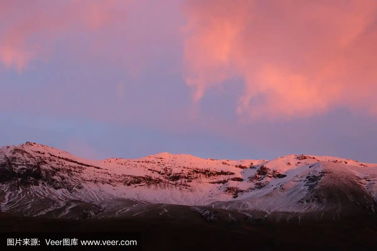 粉红色的雪山