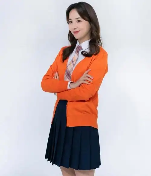 韩惠珍童颜美貌惊艳全网学院风穿搭独树一帜朴河宣竟喊可以再上学了