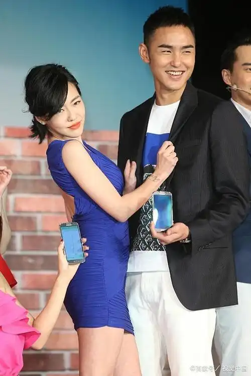 黑人在节目中抱着大s转圈圈,情侣分手后还能做朋友吗?