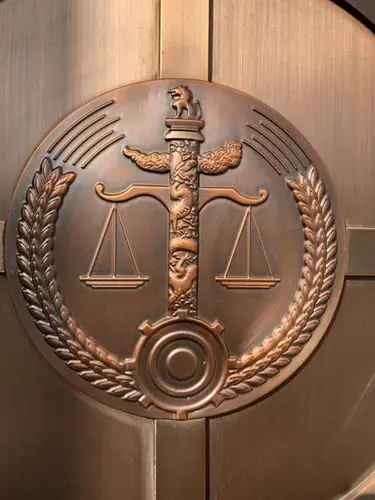 进入法院只见一个大徽章,这是法院的徽章.柱子代表中国.