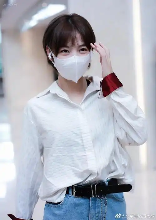 新鲜@硬糖少女303-赵粤 私服分享 竖条纹衬衫搭配宽松牛仔裤宛