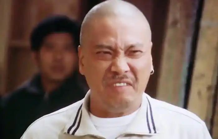 在《喜剧之王》中,达叔扮演一个欺负尹天仇坏人,可就是这个坏人带有