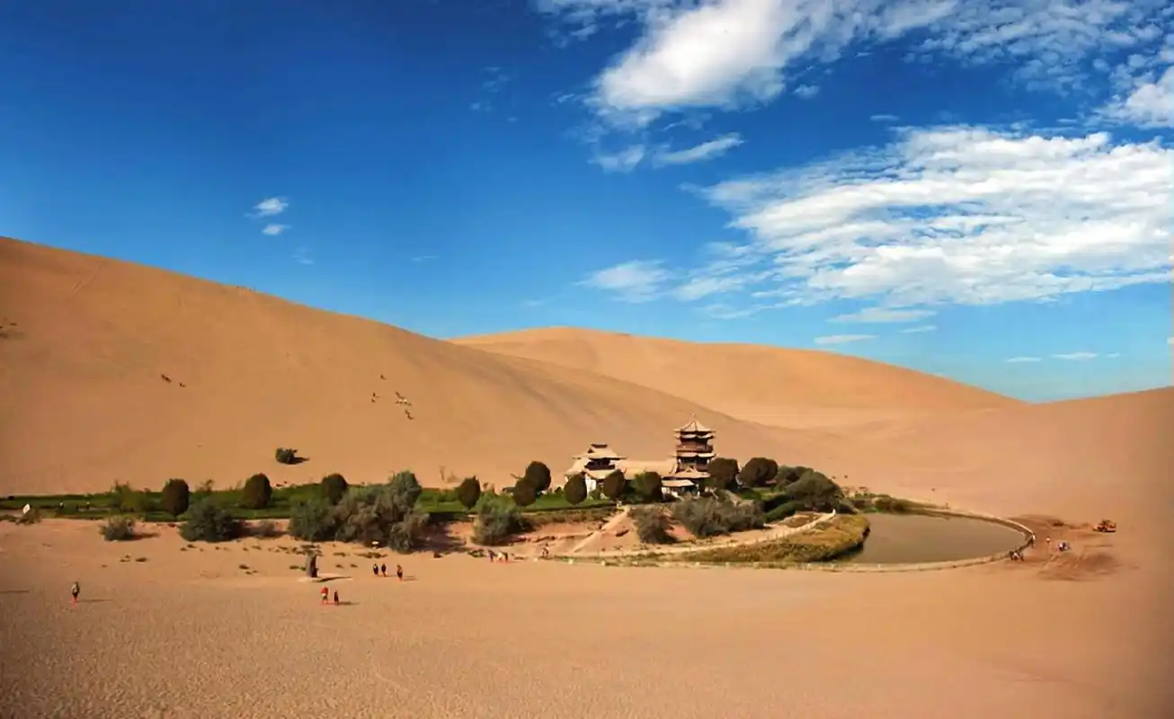 鸣沙山月牙泉.鸣沙山·月牙泉自古就以"山泉共处,沙水共生"而 - 抖音