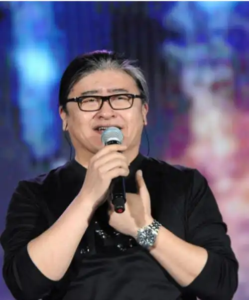 58岁刘欢罕见露面!满头长发花白显老态,一旁毛阿敏素颜皮肤细嫩