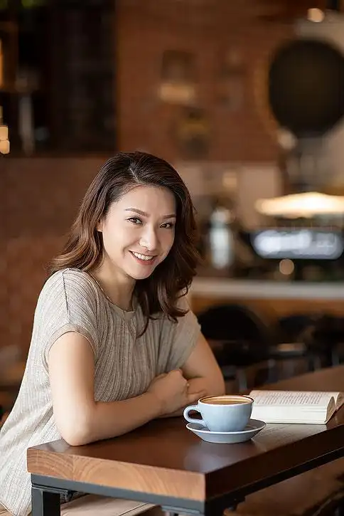 优雅女士在咖啡店喝咖啡