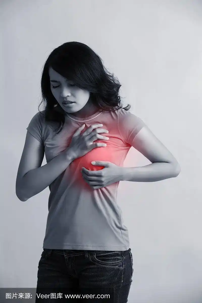 胸部疼痛的女人