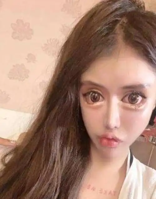 女主播13岁开始整容到现在已经整了100次亲妈都不认识他