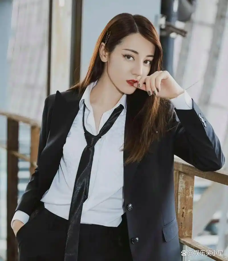 迪丽热巴职业装 有被惊艳到