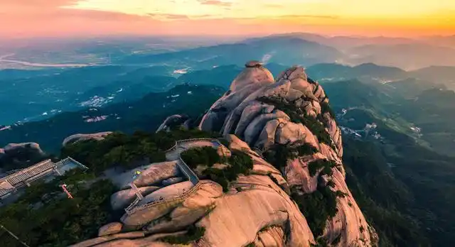 要说安徽三大名山是哪三座,大家耳熟能详,脱口而出的肯定是黄山和九华