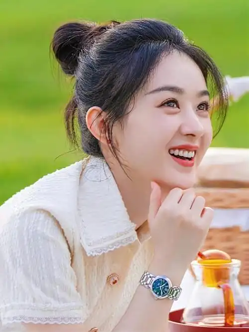 赵丽颖甜甜的笑容太萌太暖让人觉得岁月静好好温柔好治愈