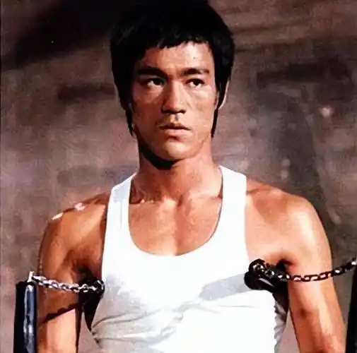 众说纷纭的李小龙死亡原因,至今仍未找到真相_训练_肌肉_进行