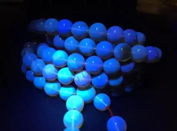 缅甸血珀四,如何借助紫光手电判断琥珀是否优化压制?