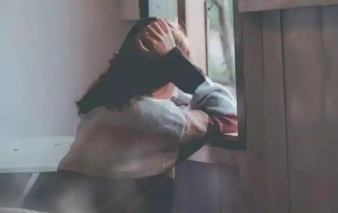 马伊琍机场无助哭泣女人的崩溃往往只在一瞬间