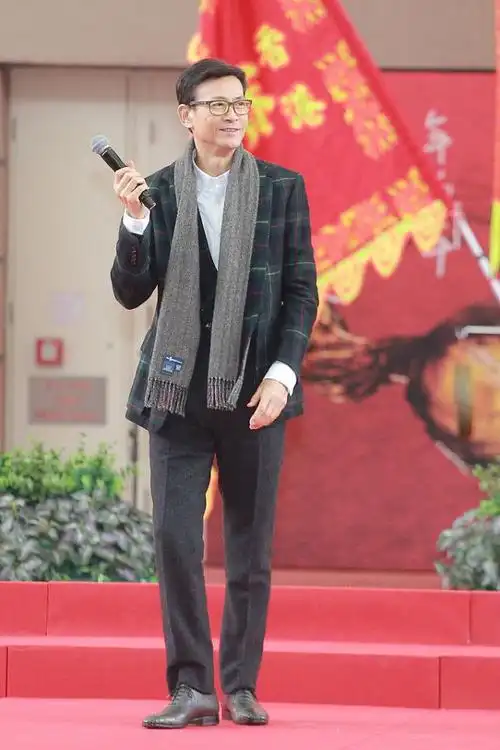 郑少秋虽然年纪大了但与小17岁的妻子同行仍然看不出差距来