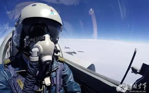 中国空军"飞豹"战机飞行员.对于高空飞行来说,氧气面罩就是生命.