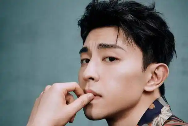 邓伦晒自拍照,手拿奶茶素颜出镜,粉丝:当完伴郎从石家庄回来?