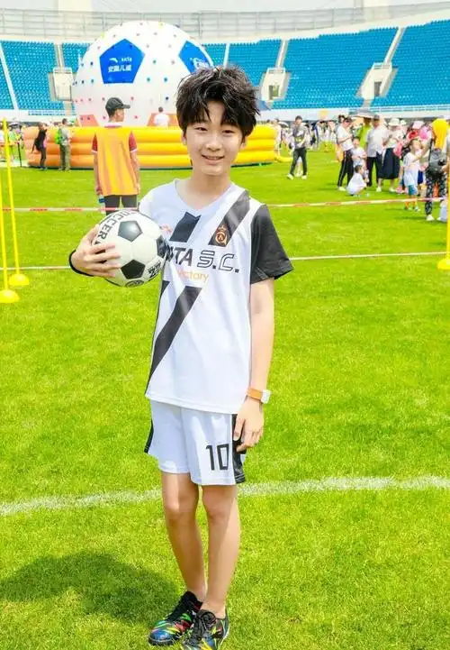 张亮儿子张悦轩超阳光神似窦骁,这么帅气暖心的儿子给我来一打!