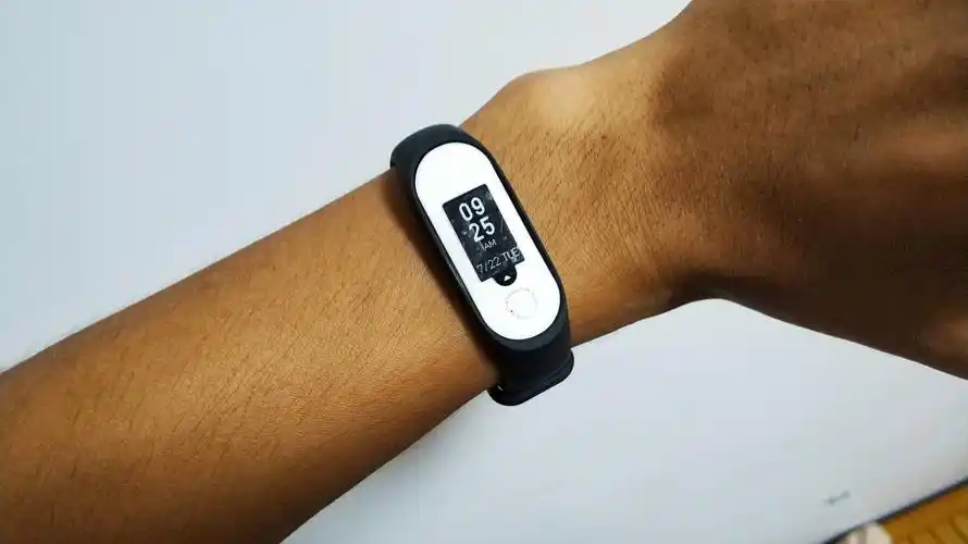 【伪开箱】新款小米手环3上手体验,封面手动滑稽08(07⊙7767