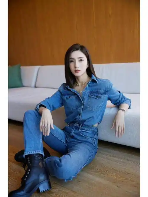 168的"江疏影"带火了极简穿搭:牛仔衬衫 牛仔裤,高级且洋气