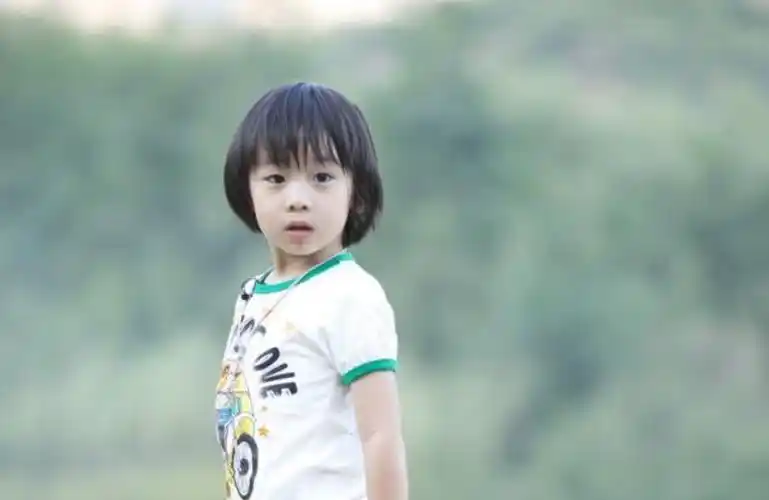 林志颖儿子kimi再次亮相锅盖发型依旧软萌可爱身高直逼林志颖