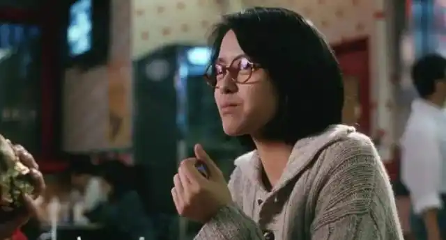 如今44岁的梁咏琪依旧年轻美丽,她的音乐和演艺事业也都发展的顺风