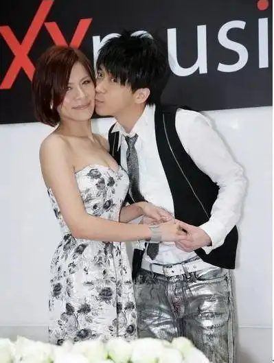 50岁光良终于要结婚了本人晒照称有事宣布无名指戴戒指引猜测