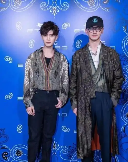 网友晒与任嘉伦合照状态身高遭质疑出道以来不靠颜值靠演技