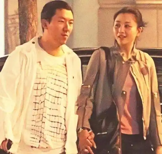 她勇敢地站在镜头前,揭发孙东海的恶行,并公开向其宣战.