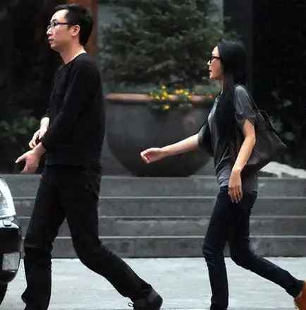 回顾秦岚的坎坷情史,2个男人让她赔了千万,黄晓明让她赔得"最惨"