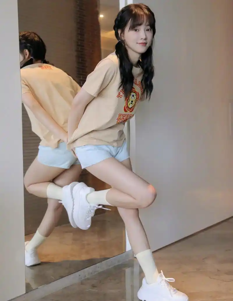 武大校花黄灿灿,七彩休闲穿搭青春活力,这还是反派防风意映吗