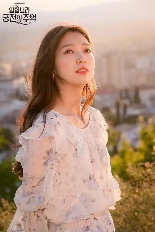 女神朴信惠近照身穿白色衣裙特漂亮可妆容与发型一言难尽