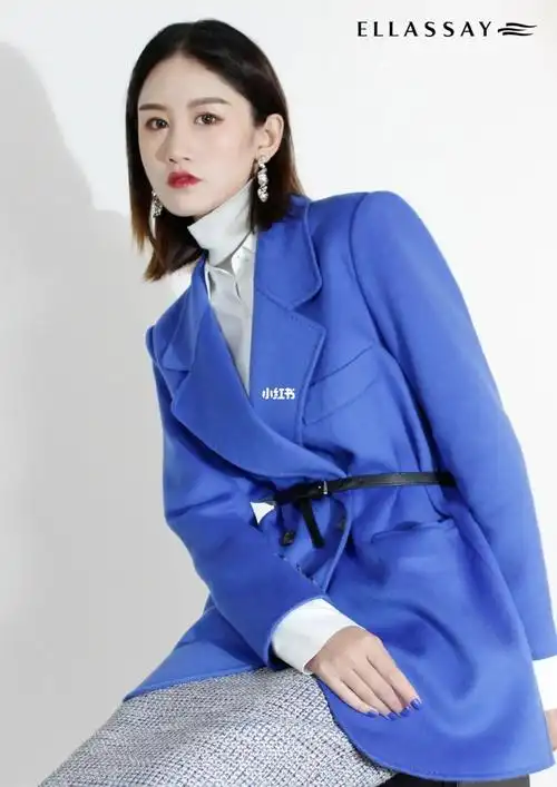 宝蓝色短款羊毛大衣搭配