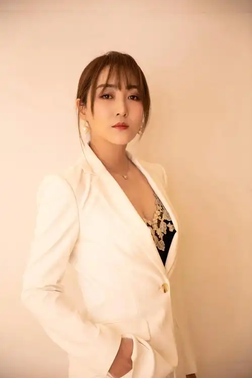 高姝瑶穿白色套装亮相时尚盛典 又美又飒大秀"天鹅颈"