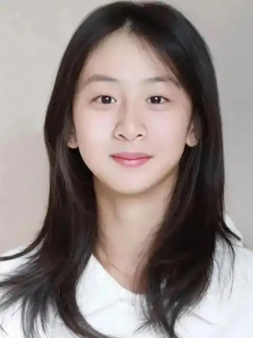 田亮晒女儿生日照16岁森碟素颜白白净净比妈妈叶一茜更秀气