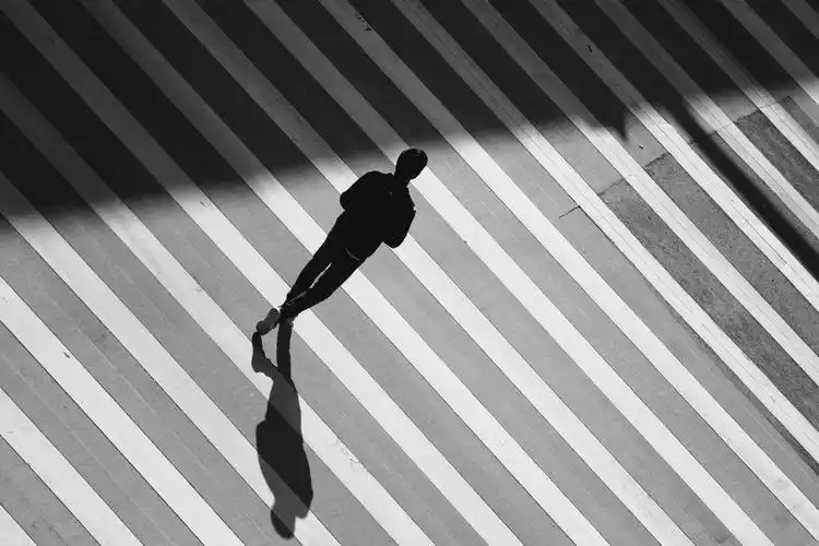 只要有光,再孤单的人也有影子相伴.