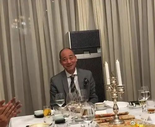 64岁老戏骨林栋甫罕现身大佬聚会上热情献唱被指是真上流社会