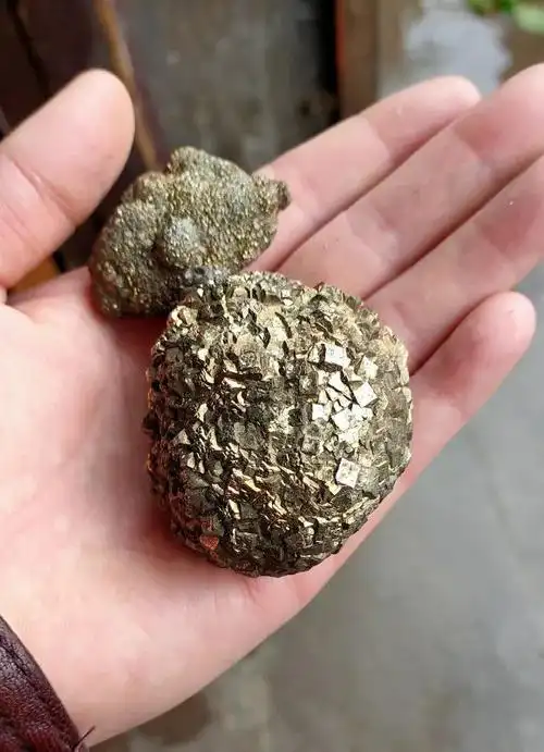 出门旅游在路边捡块石头值老鼻子钱居然卖了1800万