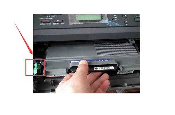 2,找到放墨盒的地方,打印机下面有两个可拆分的部分,上面是放