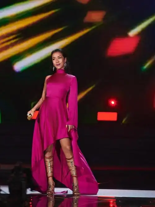 看远图的时候不觉得但是近照看到吉克隽逸的裤装真叫人不淡定啦!